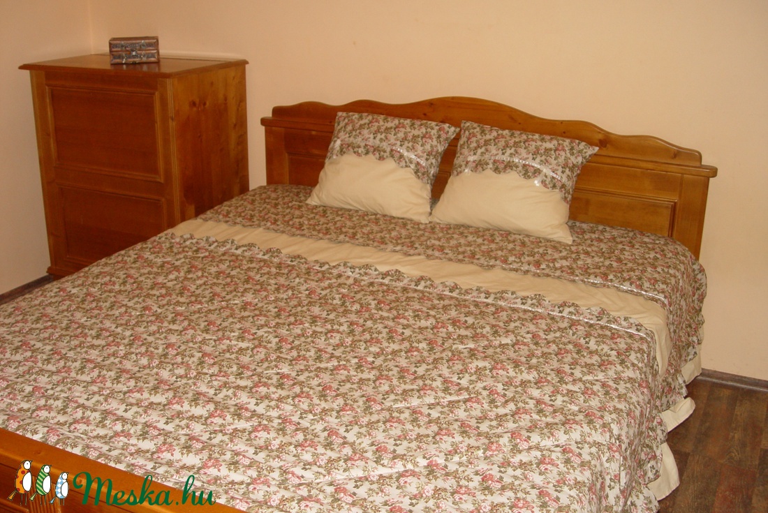 Angol rózsás romantikus ágytakaró fodorral -  - Meska.hu