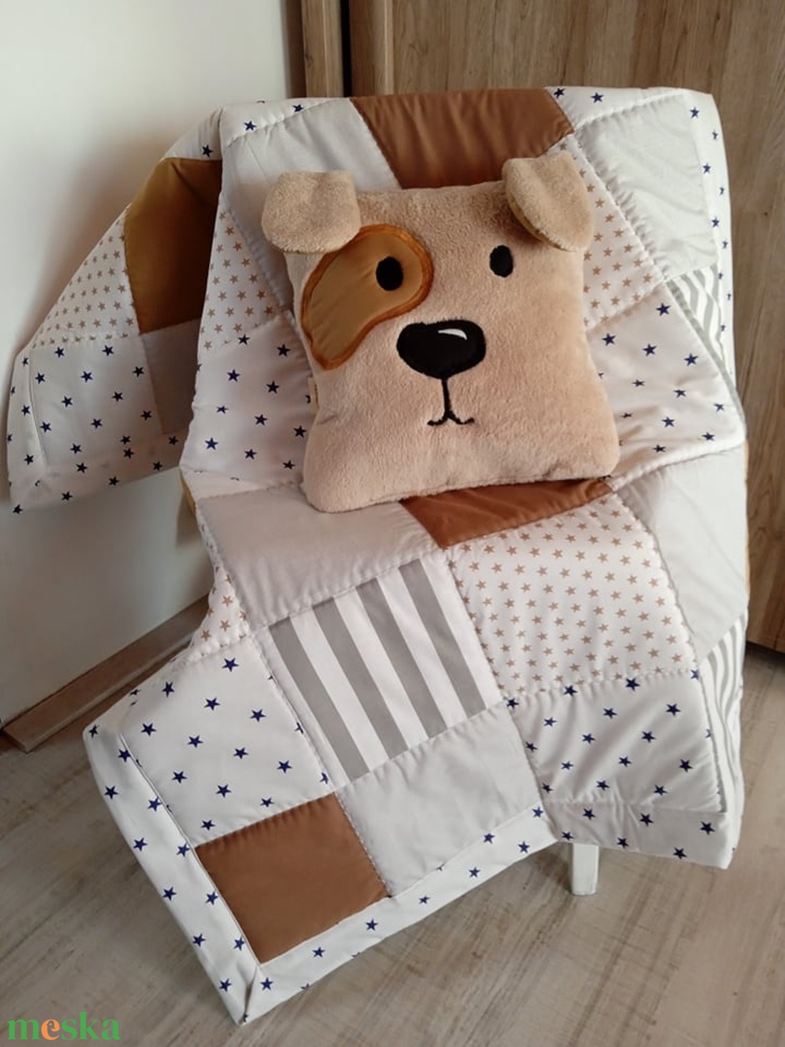 Ovis méretű patchwork takaró kutyus párnával - otthon & életmód - babaszoba, gyerekszoba - babatakaró, gyerek pléd - Meska.hu Ovis méretű patchwork takaró kutyus párnával - otthon & életmód - babaszoba, gyerekszoba - babatakaró, gyerek pléd - Meska.hu