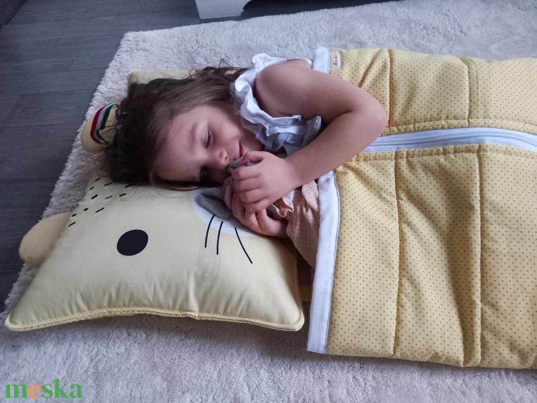 Gyermek hálózsák cica mintájú párnával 140x58 cm - otthon & életmód - babaszoba, gyerekszoba - Meska.hu
