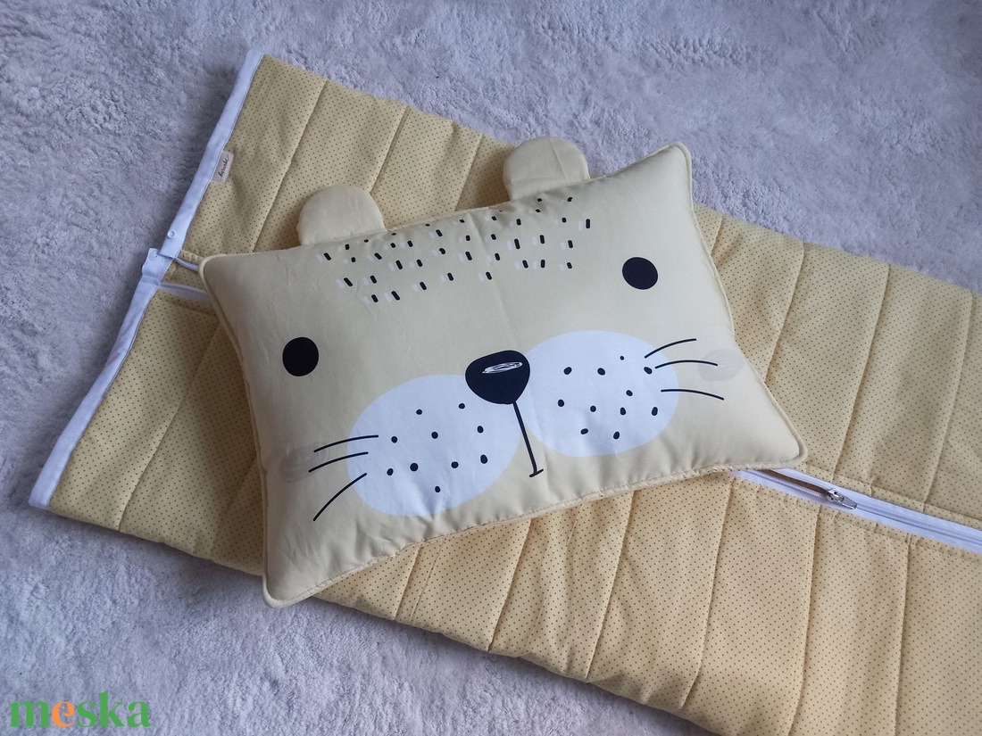 Gyermek hálózsák cica mintájú párnával 140x58 cm - otthon & életmód - babaszoba, gyerekszoba - Meska.hu