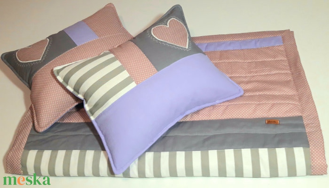 Patchwork ágytakaró lila szürke színösszeállításban 2 db párnával - otthon & életmód - babaszoba, gyerekszoba - falvédő gyerekszobába - Meska.hu