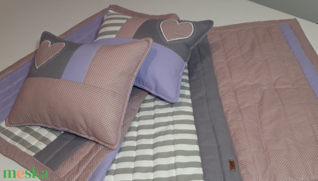 Patchwork ágytakaró lila szürke színösszeállításban 2 db párnával - otthon & életmód - babaszoba, gyerekszoba - falvédő gyerekszobába - Meska.hu