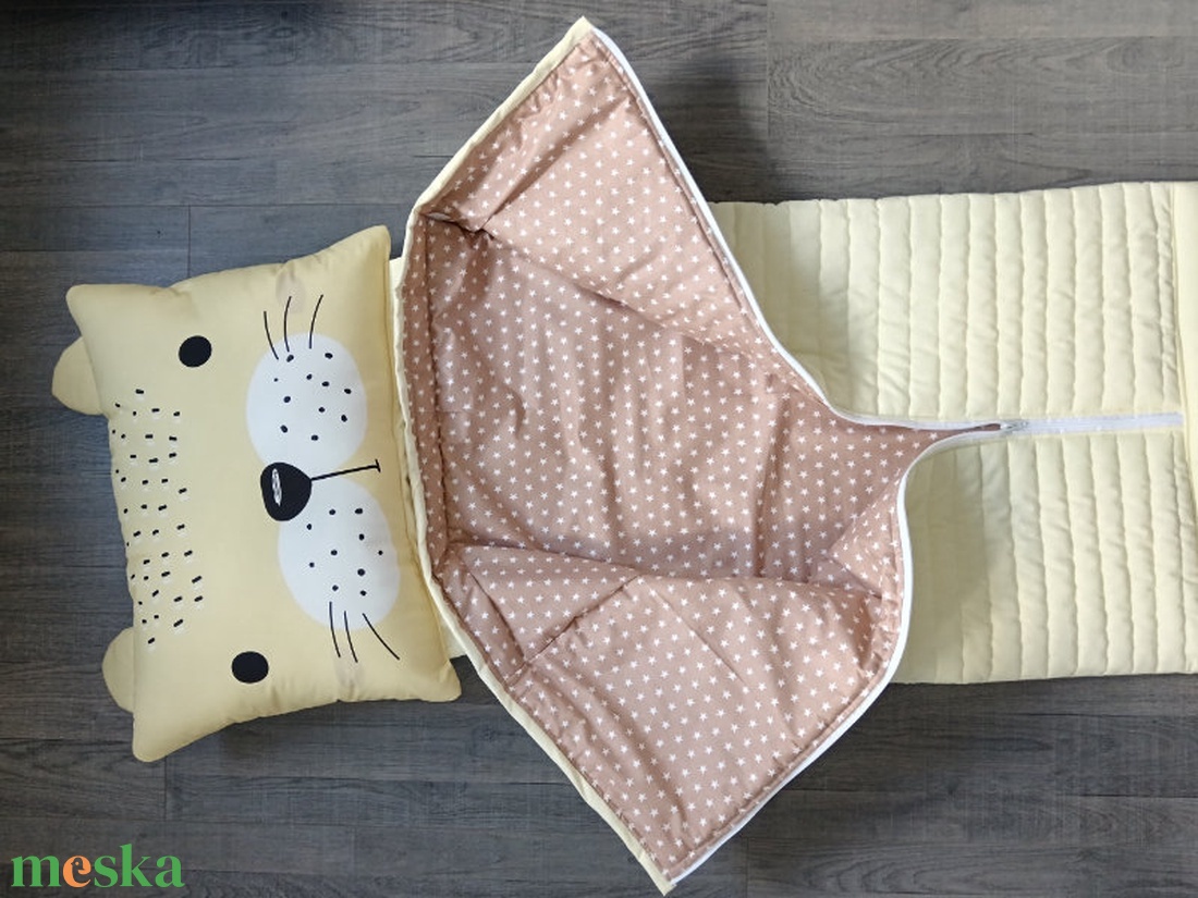 Gyermek hálózsák cica mintájú párnával 140x58 cm - otthon & életmód - babaszoba, gyerekszoba - falvédő gyerekszobába - Meska.hu