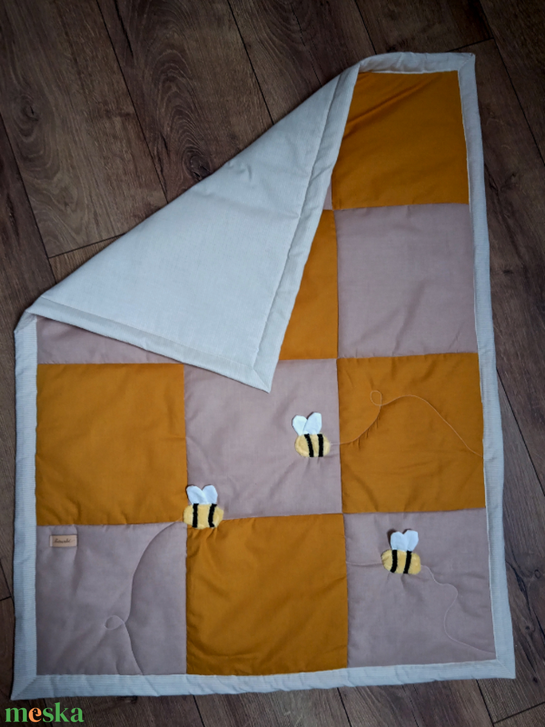 Baba méretű patchwork takaró méhecskékkel - otthon & életmód - babaszoba, gyerekszoba - babatakaró, gyerek pléd - Meska.hu Baba méretű patchwork takaró méhecskékkel - otthon & életmód - babaszoba, gyerekszoba - babatakaró, gyerek pléd - Meska.hu