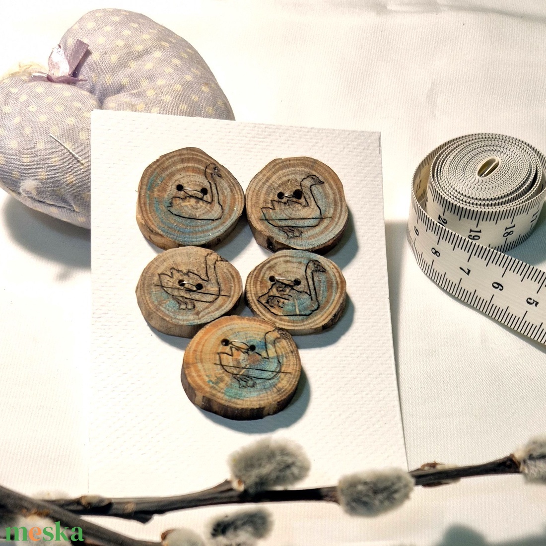 Hattyús fenyőfa gombok - ékszer - fülbevaló - fülékszer - Meska.hu