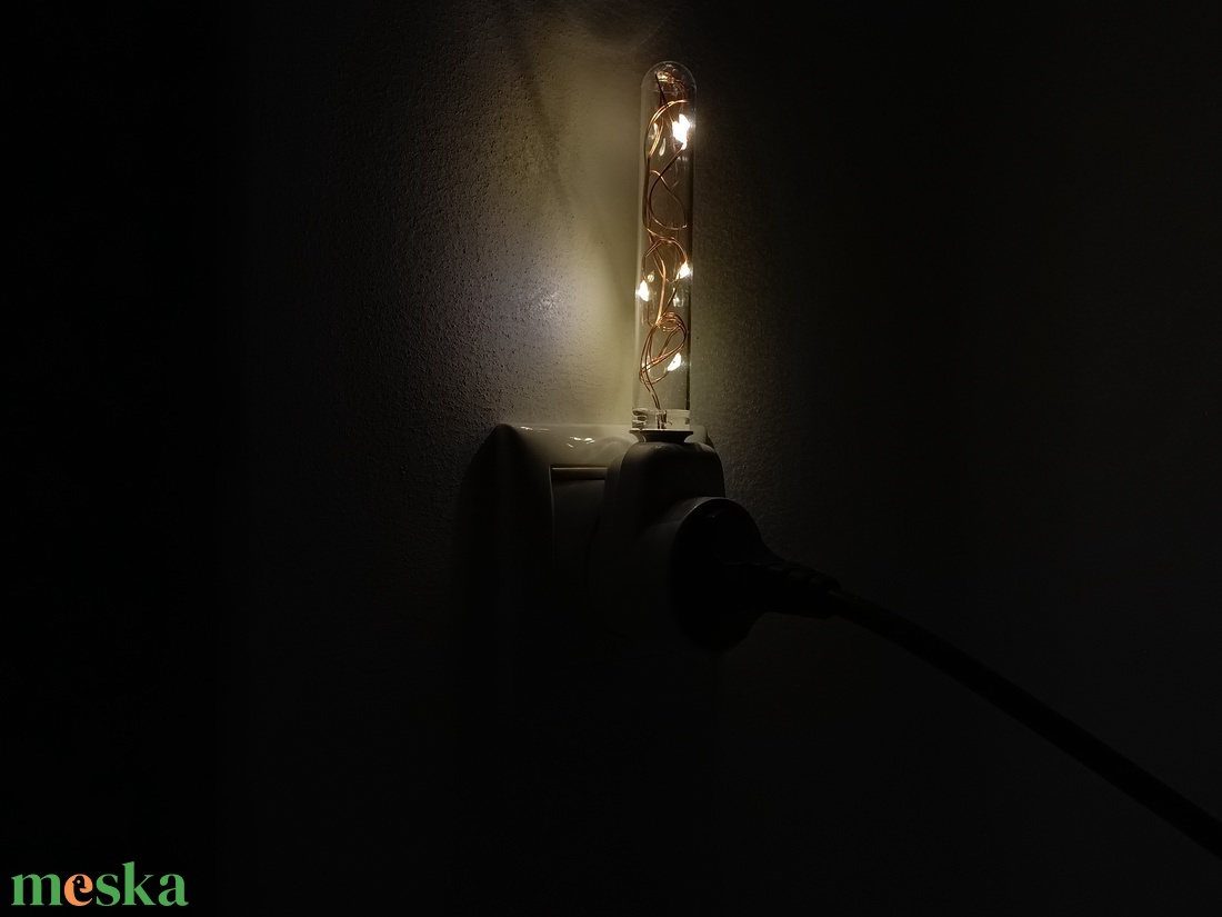 Gubanc -- Irányfény, éjjelifény csatlakozóaljzattal, melegfehér színben, párban, öt év garanciával - otthon & életmód - lámpa - hangulatlámpa - Meska.hu