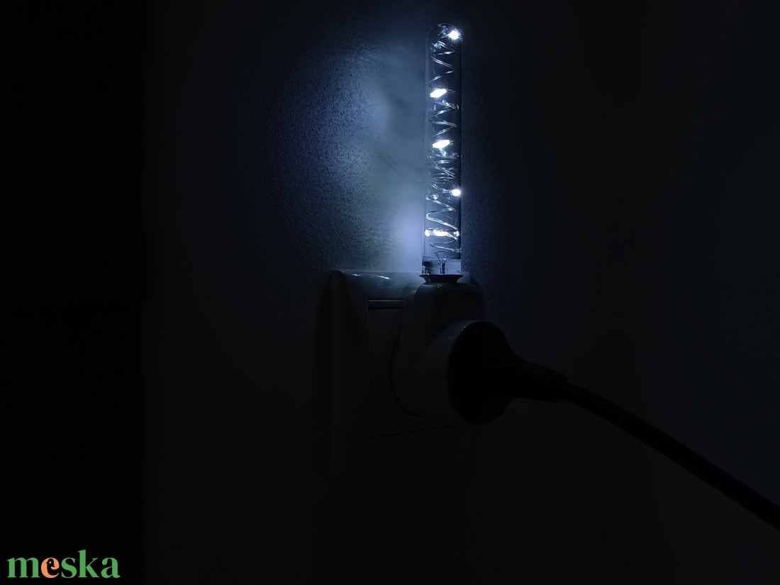 Spirál -- Irányfény, éjjelifény csatlakozóaljzattal, hidegfehér színben, párban, öt év garanciával - otthon & életmód - lámpa - hangulatlámpa - Meska.hu