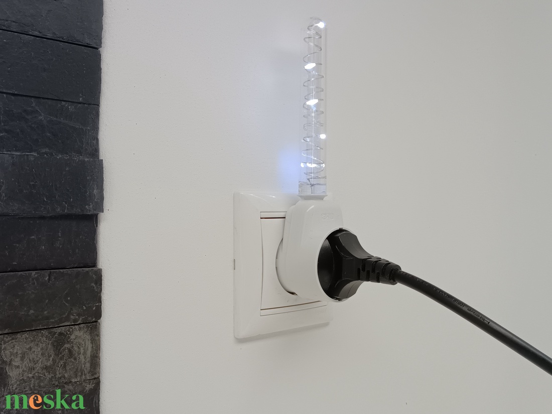 Spirál -- Irányfény, éjjelifény csatlakozóaljzattal, hidegfehér színben, párban, öt év garanciával - otthon & életmód - lámpa - hangulatlámpa - Meska.hu