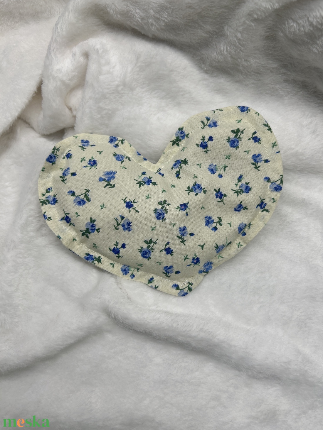 Szív alakú relax levendulás szempárna, mosható huzattal - szépségápolás - egészségmegőrzési kellékek - gyógynövénypárna - Meska.hu