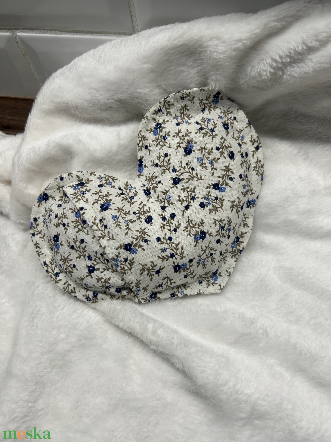 Szív alakú relax levendulás szempárna, mosható huzattal - szépségápolás - egészségmegőrzési kellékek - gyógynövénypárna - Meska.hu