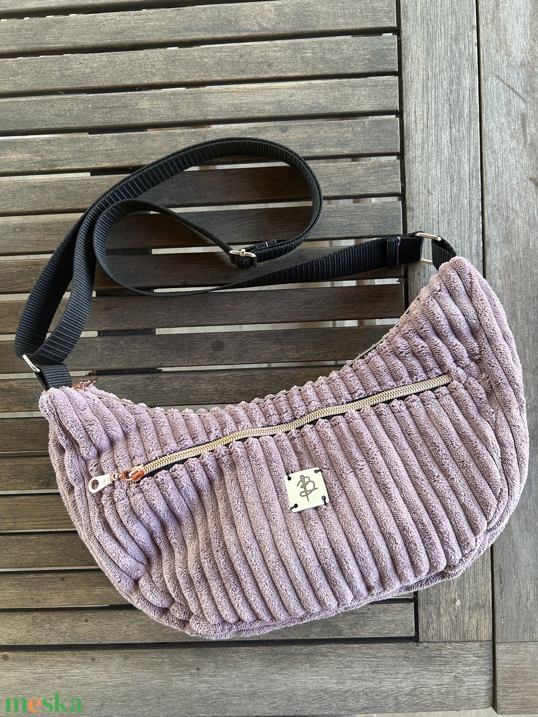 Félhold alakú puha kord táska - táska & tok - kézitáska & válltáska - vállon átvethető táska - Meska.hu