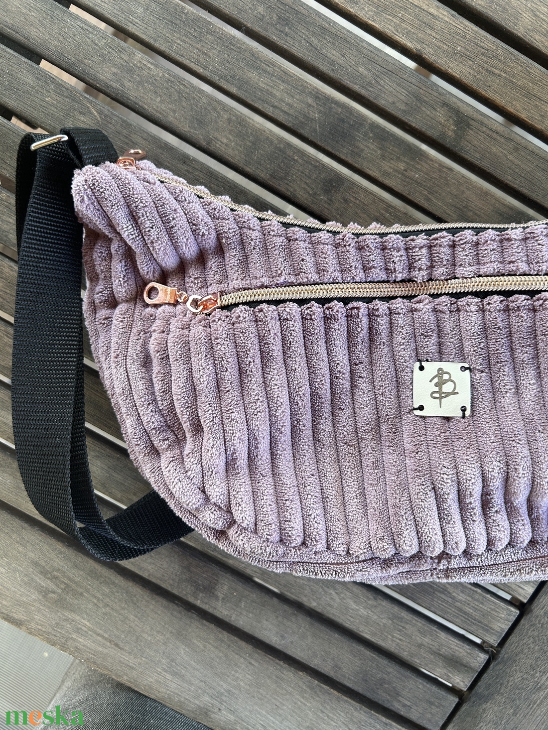 Félhold alakú puha kord táska - táska & tok - kézitáska & válltáska - vállon átvethető táska - Meska.hu