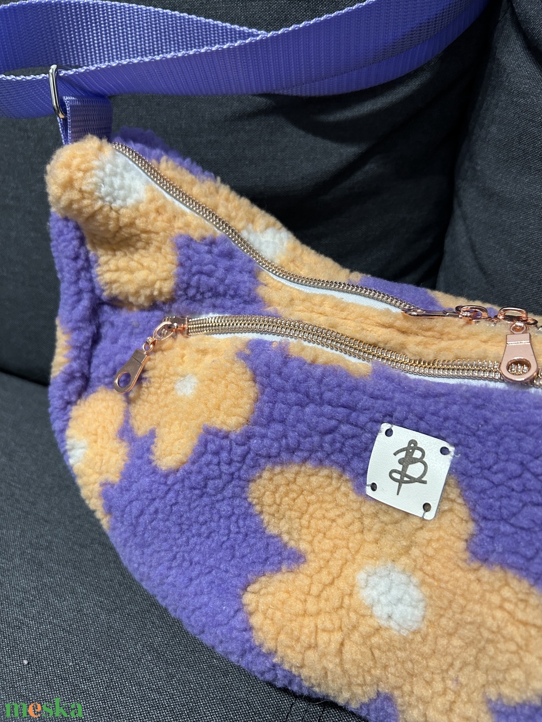 Virágos puha halfmoon táska - táska & tok - kézitáska & válltáska - vállon átvethető táska - Meska.hu