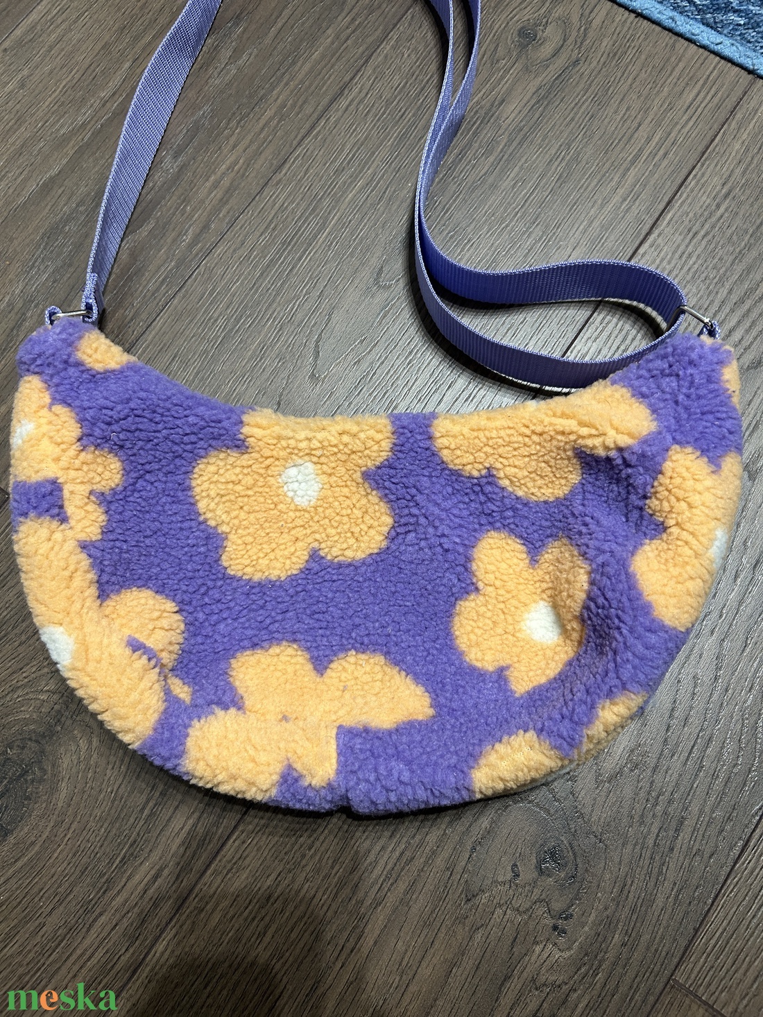 Virágos puha halfmoon táska - táska & tok - kézitáska & válltáska - vállon átvethető táska - Meska.hu