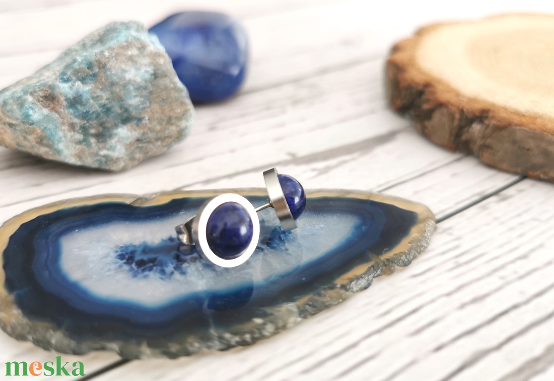 Lapis lazuli ásványfülbevaló ezüstszínű alapon - NEMESACÉL - ékszer - fülbevaló - pötty fülbevaló - Meska.hu