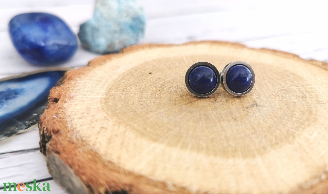 Lapis lazuli ásványfülbevaló ezüstszínű alapon - NEMESACÉL - ékszer - fülbevaló - pötty fülbevaló - Meska.hu