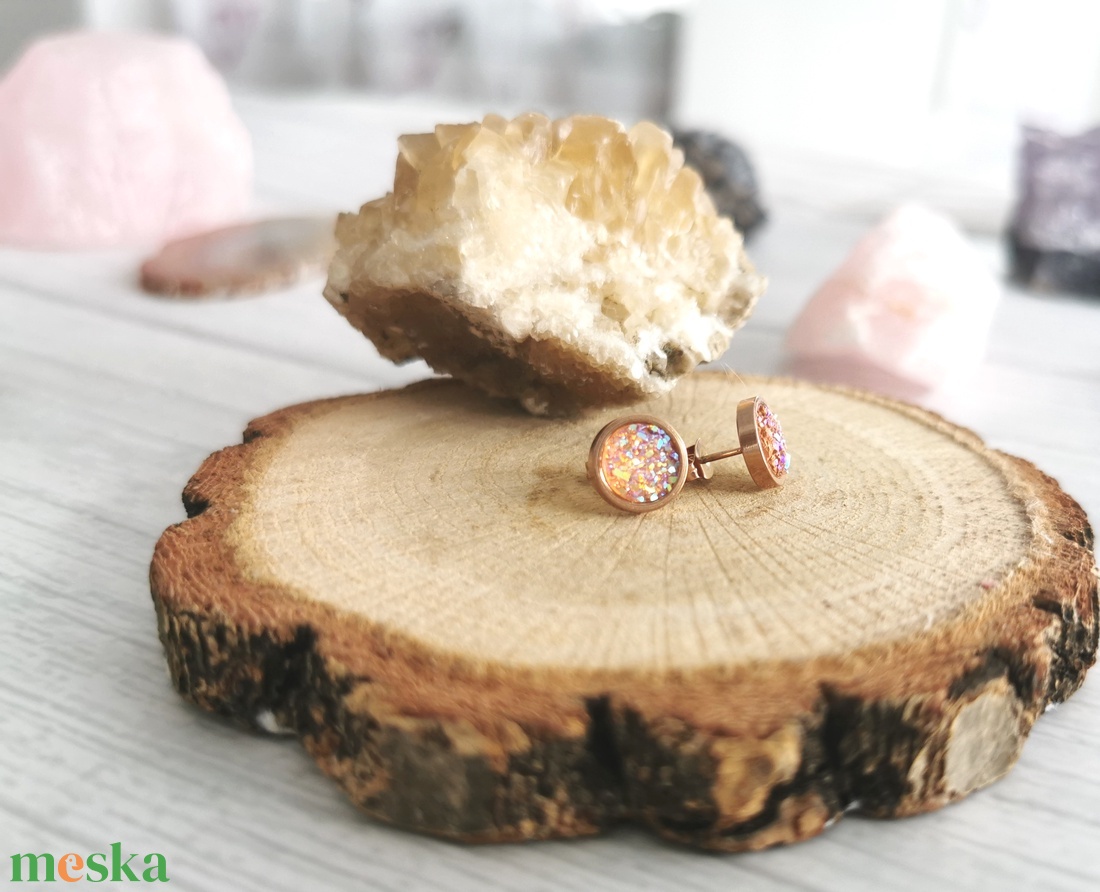 Rózsaszín műgyanta fülbevaló rosegold alapon - NEMESACÉL - ékszer - fülbevaló - pötty fülbevaló - Meska.hu