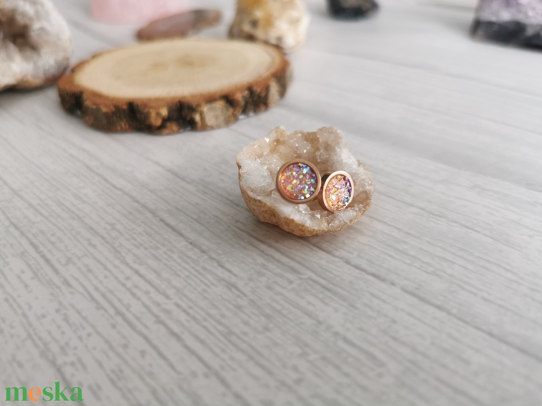 Rózsaszín műgyanta fülbevaló rosegold alapon - NEMESACÉL - ékszer - fülbevaló - pötty fülbevaló - Meska.hu