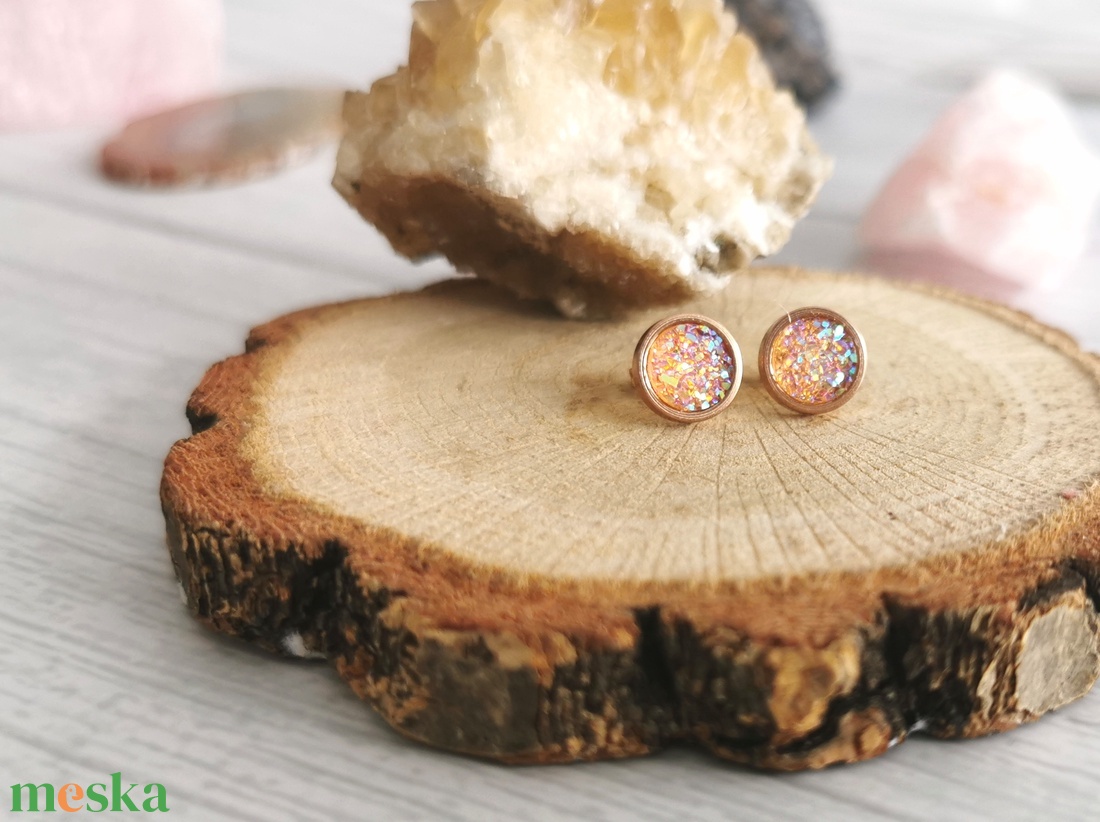Rózsaszín műgyanta fülbevaló rosegold alapon - NEMESACÉL - ékszer - fülbevaló - pötty fülbevaló - Meska.hu