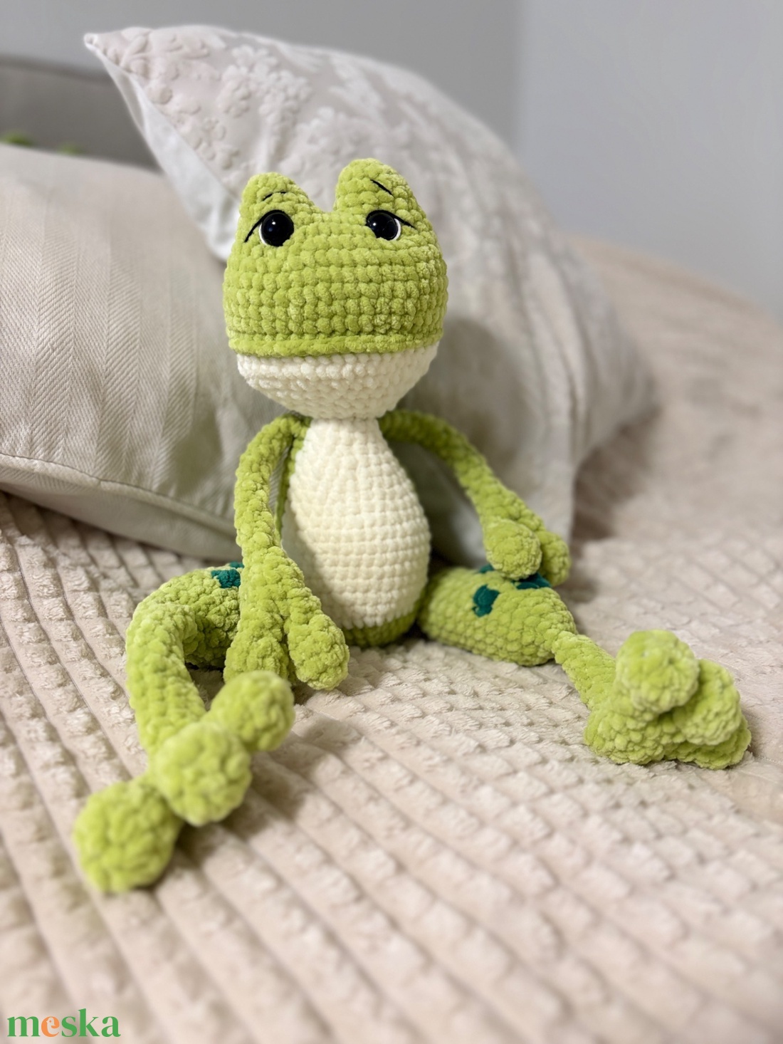 Horgolt béka � hosszú lábú, pihe-puha zsenília amigurumi, 43 cm - játék & sport - plüssállat & játékfigura - béka - Meska.hu
