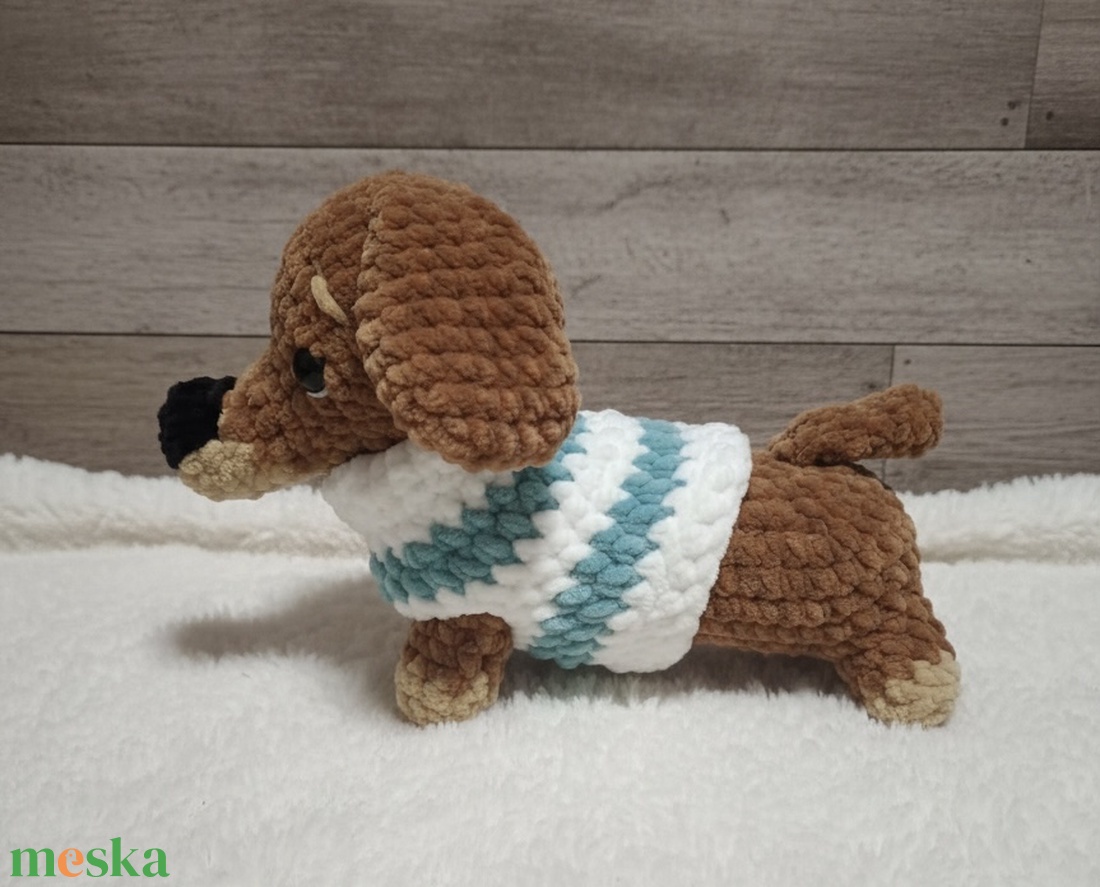 Horgolt plüss tacskó pulcsiban - játék & sport - plüssállat & játékfigura - kutya - Meska.hu