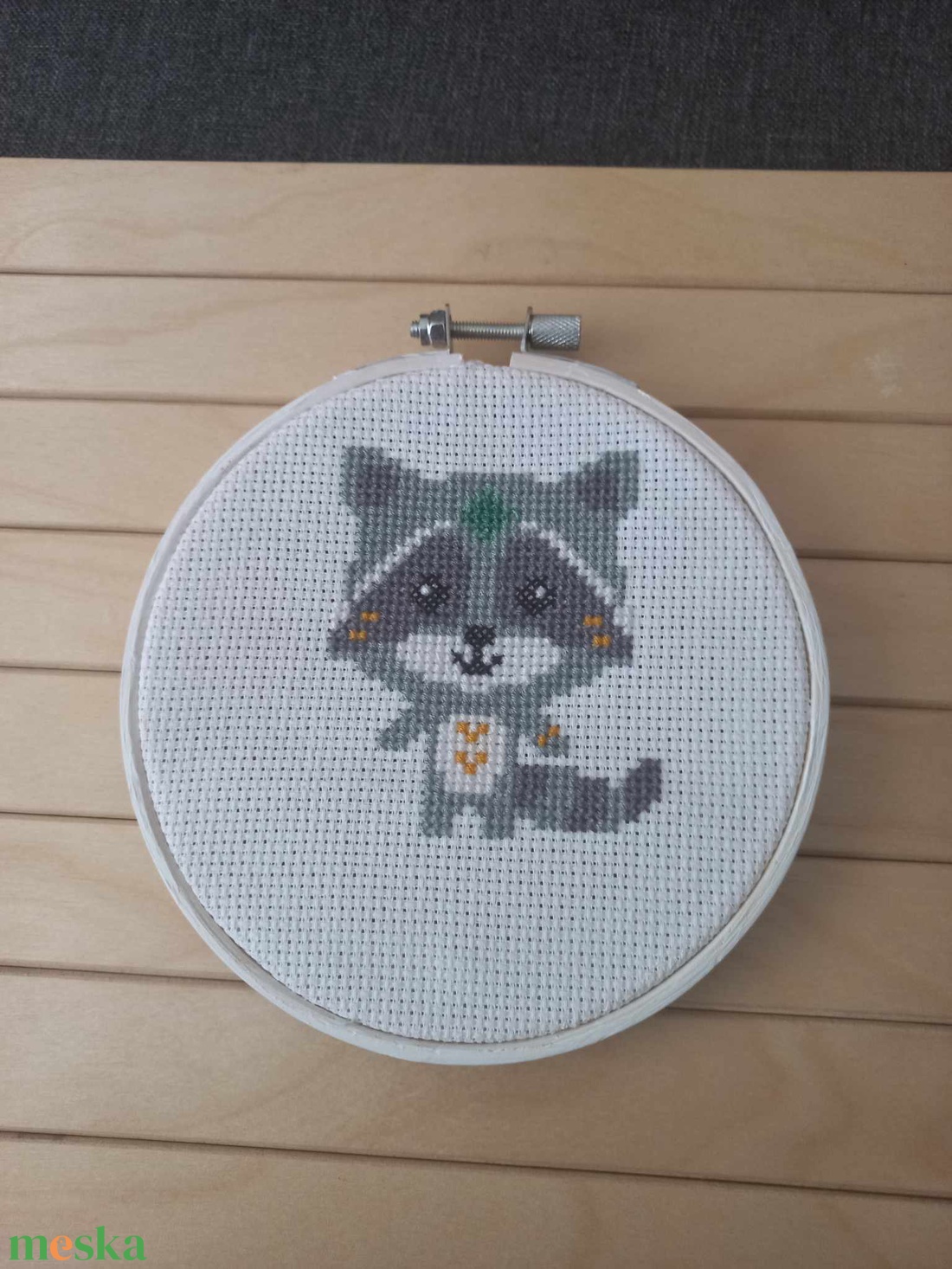 Hímzett mosómedve dekoráció - művészet - textilkép - keresztszemes - Meska.hu