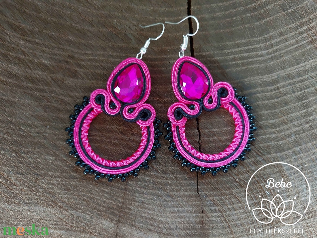 Pink fekete gyöngycsipkézett karika sujtás fülbevaló - ékszer - fülbevaló - rojtos fülbevaló - Meska.hu Pink fekete gyöngycsipkézett karika sujtás fülbevaló - ékszer - fülbevaló - rojtos fülbevaló - Meska.hu