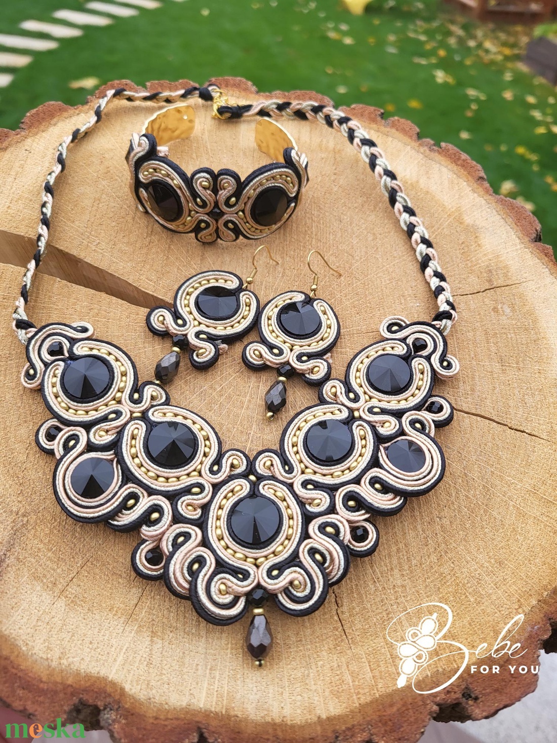 Omega fekete- bézs kézműves sujtás ékszerszett karpereccel - ékszer - ékszerszett - Meska.hu