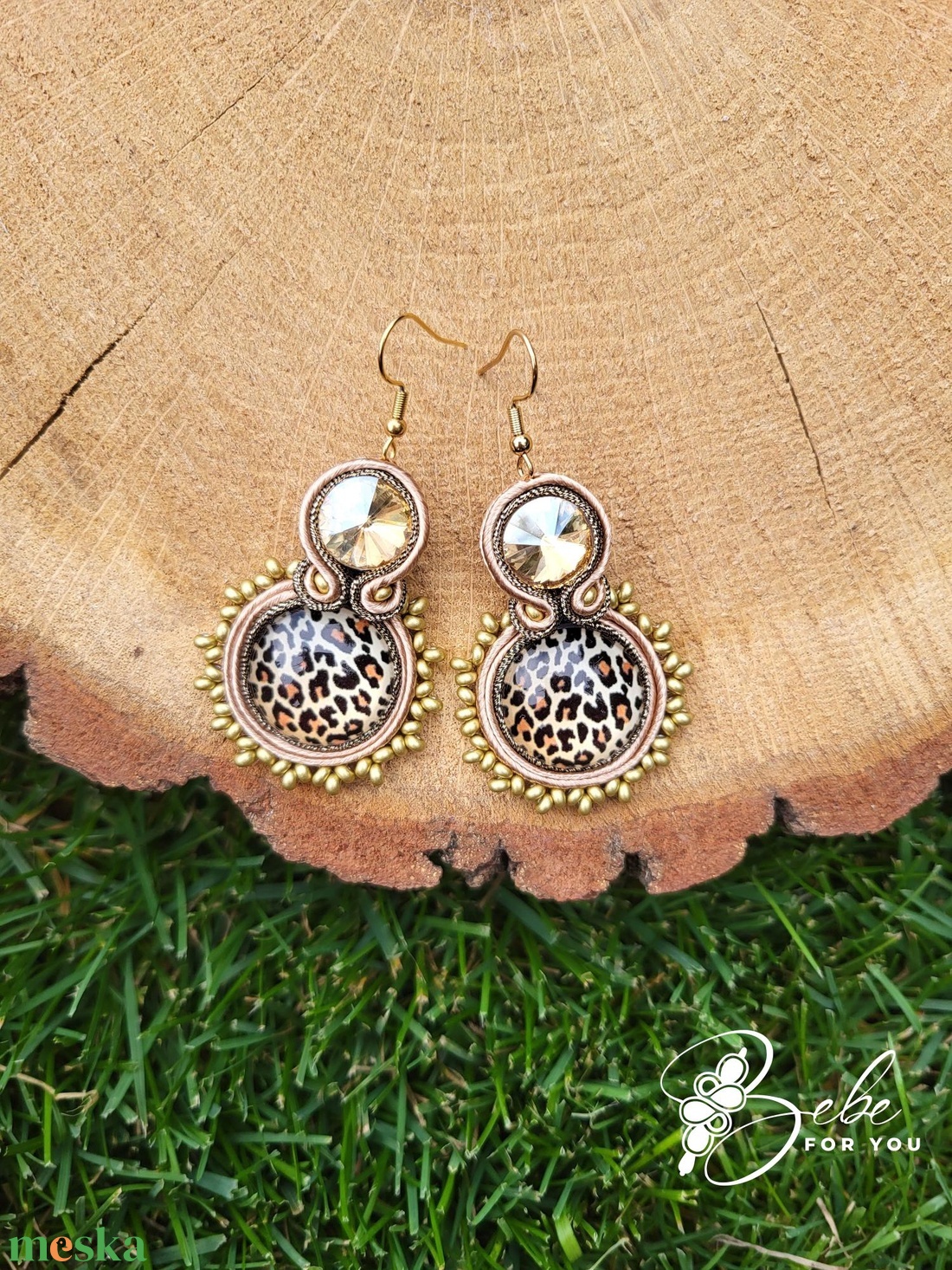 Párducmintás bézs gyöngycsipkézett kézműves sujtás fülbevaló - ékszer - fülbevaló - lógó fülbevaló - Meska.hu