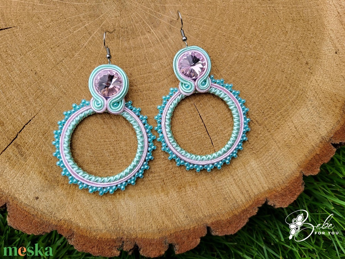 Púder- menta karika gyöngycsipkézett kézműves sujtás fülbevaló - ékszer - fülbevaló - lógó fülbevaló - Meska.hu