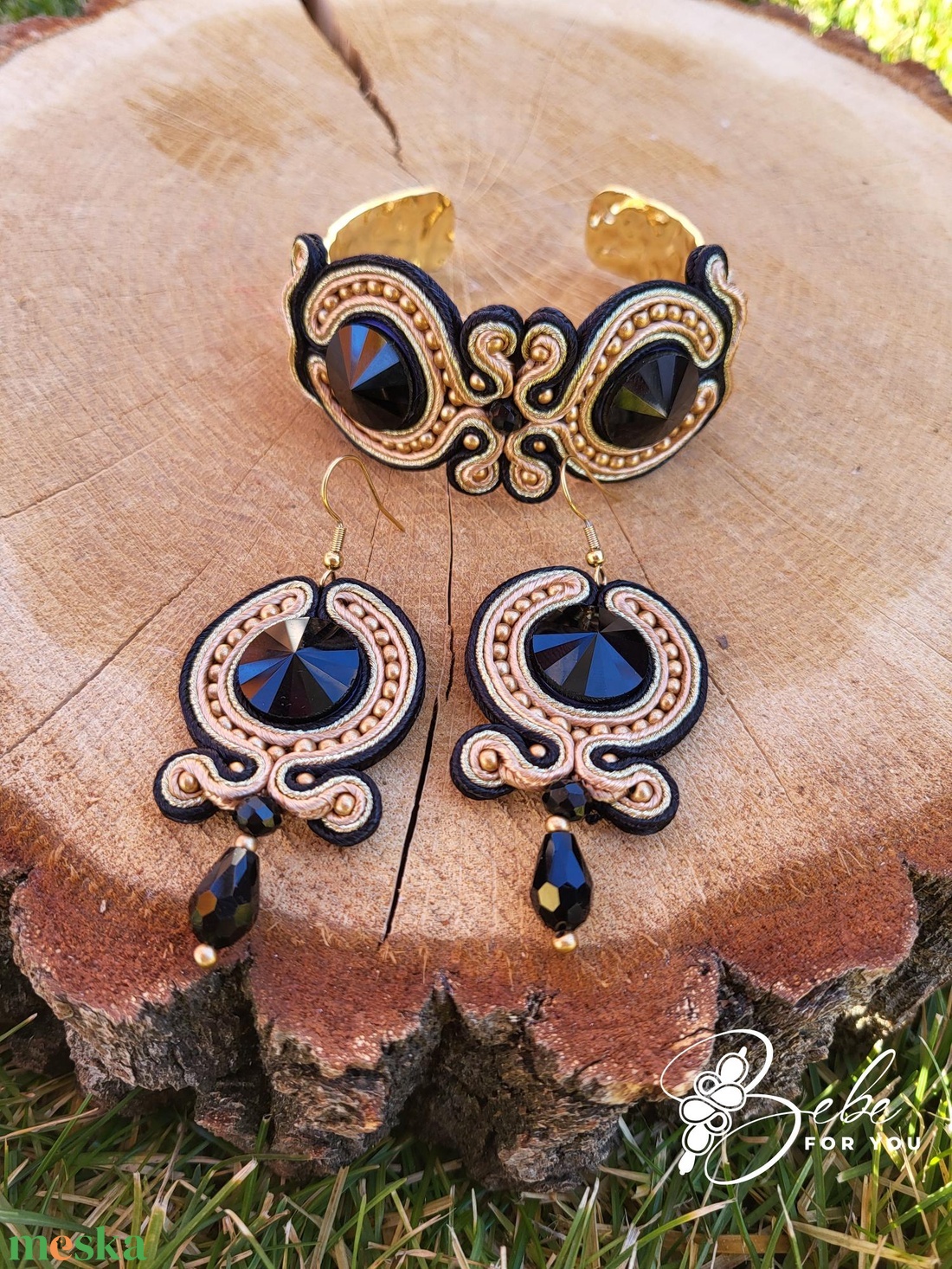 Omega fekete-arany-bézs gyöngyözött kézműves sujtás ékszerszett fülbevaló, nyakék és karperec - ékszer - ékszerszett - Meska.hu