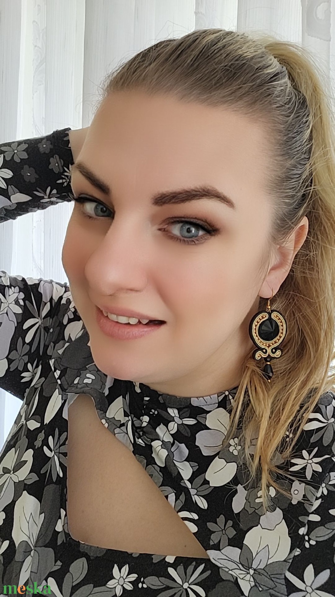 Omega fekete-arany-bézs gyöngyözött kézműves sujtás ékszerszett fülbevaló, nyakék és karperec - ékszer - ékszerszett - Meska.hu