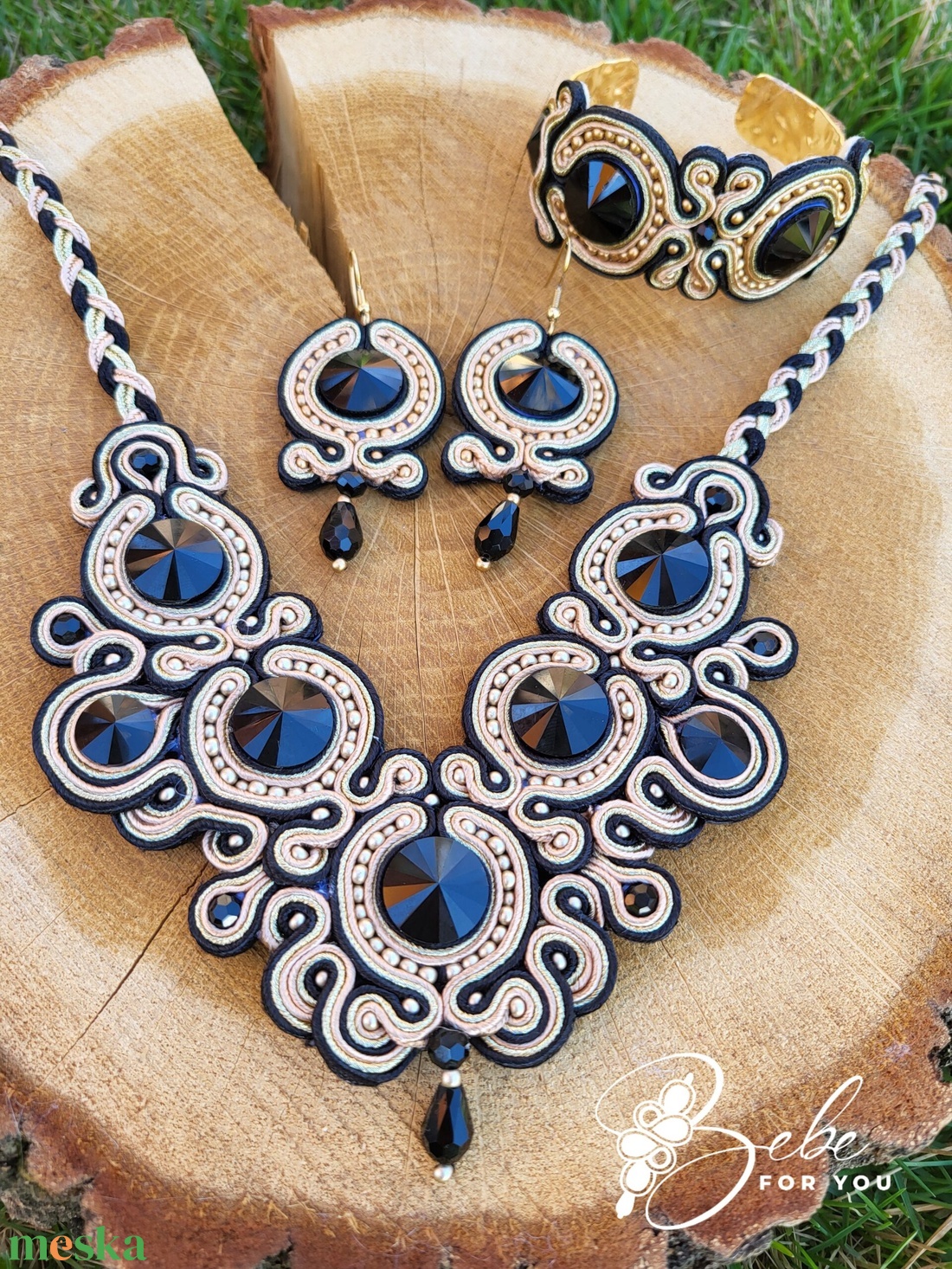 Omega fekete-arany-bézs gyöngyözött kézműves sujtás ékszerszett fülbevaló, nyakék és karperec - ékszer - ékszerszett - Meska.hu