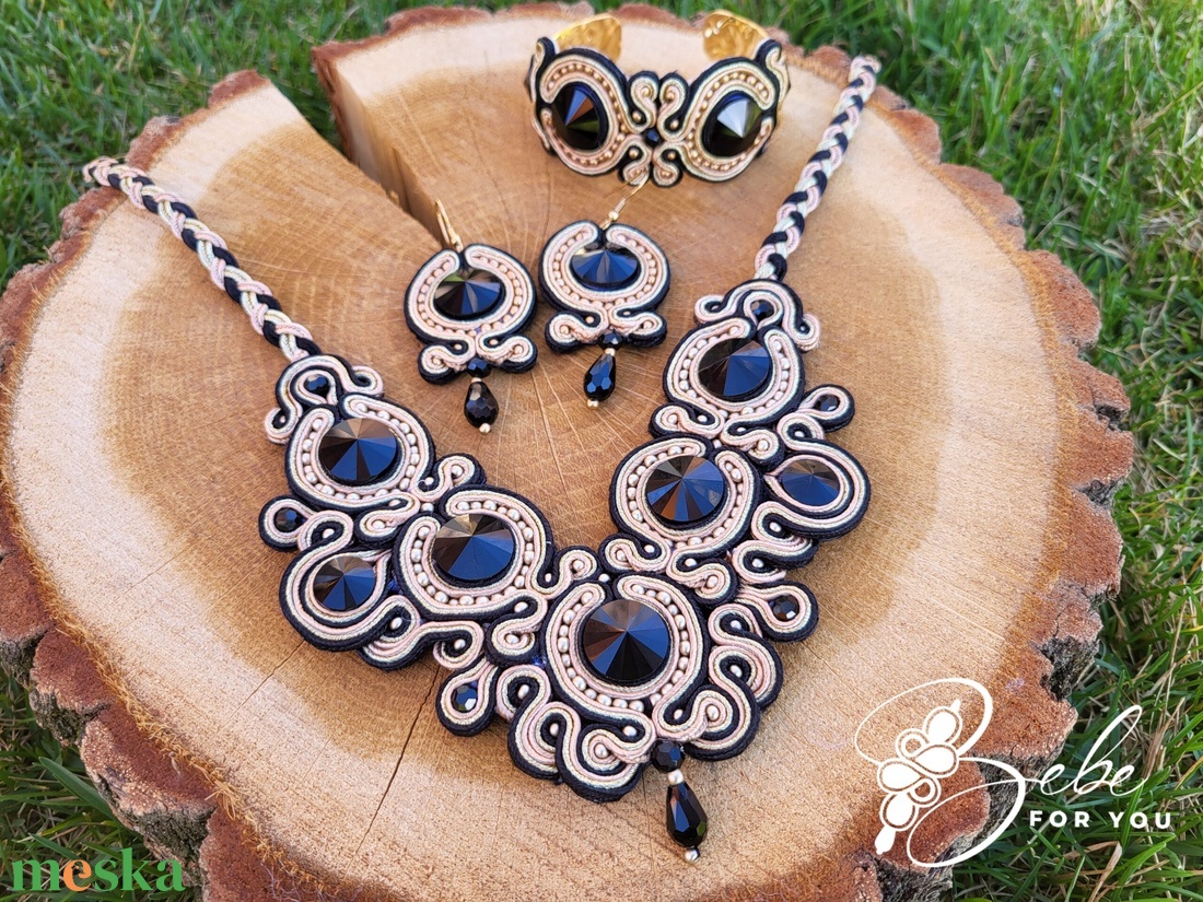 Omega fekete-arany-bézs gyöngyözött kézműves sujtás ékszerszett fülbevaló, nyakék és karperec - ékszer - ékszerszett - Meska.hu