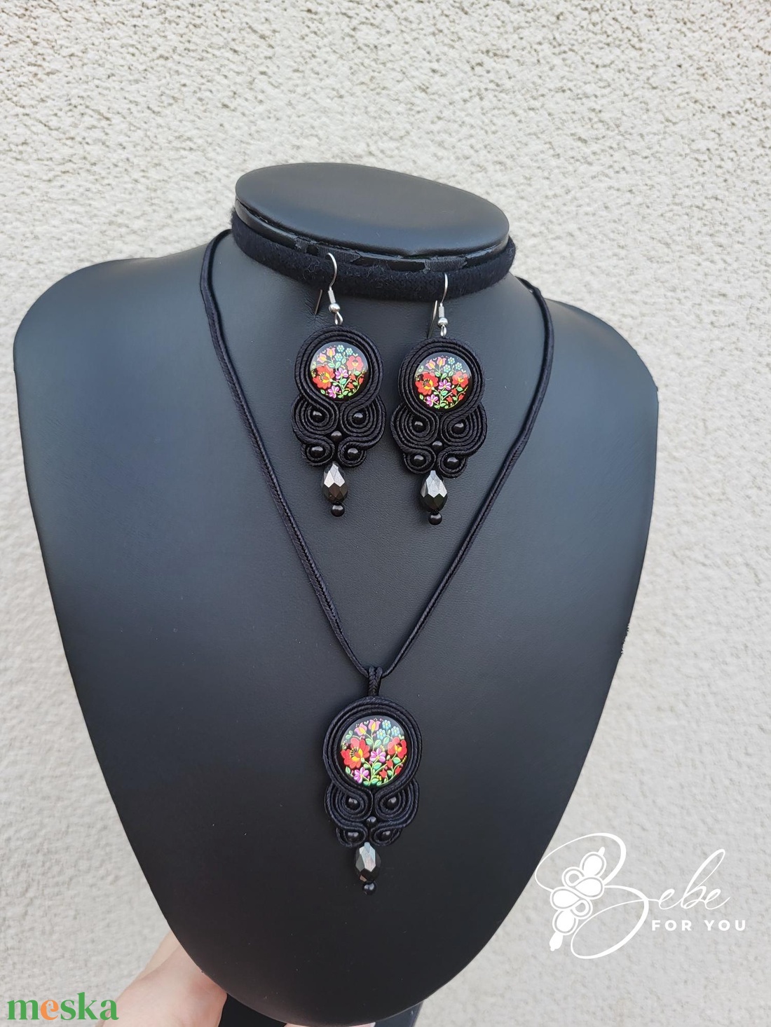 Fekete matyó mintás, magyaros kézműves sujtás fülbevaló és nyaklánc szett - ékszer - ékszerszett - Meska.hu