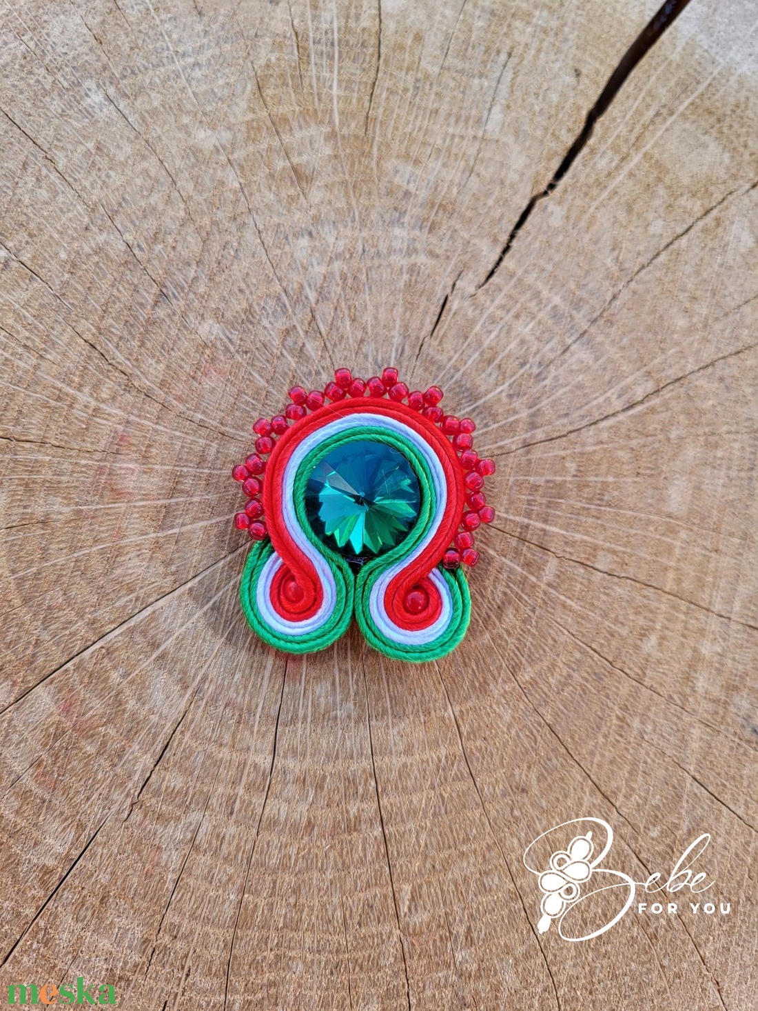 Kokárda kerek gyöngycsipkézett nemzetiszín kézműves sujtás bross - ékszer - kitűző és bross - Meska.hu