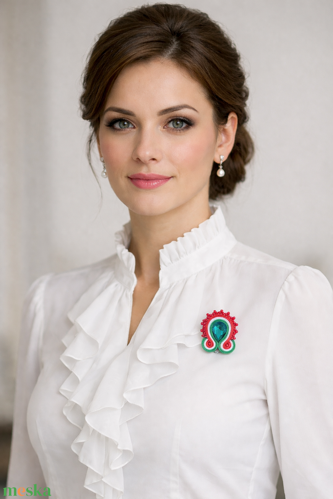 Kokárda csepp gyöngycsipkézett nemzetiszín kézműves sujtás bross - ékszer - kitűző és bross - Meska.hu