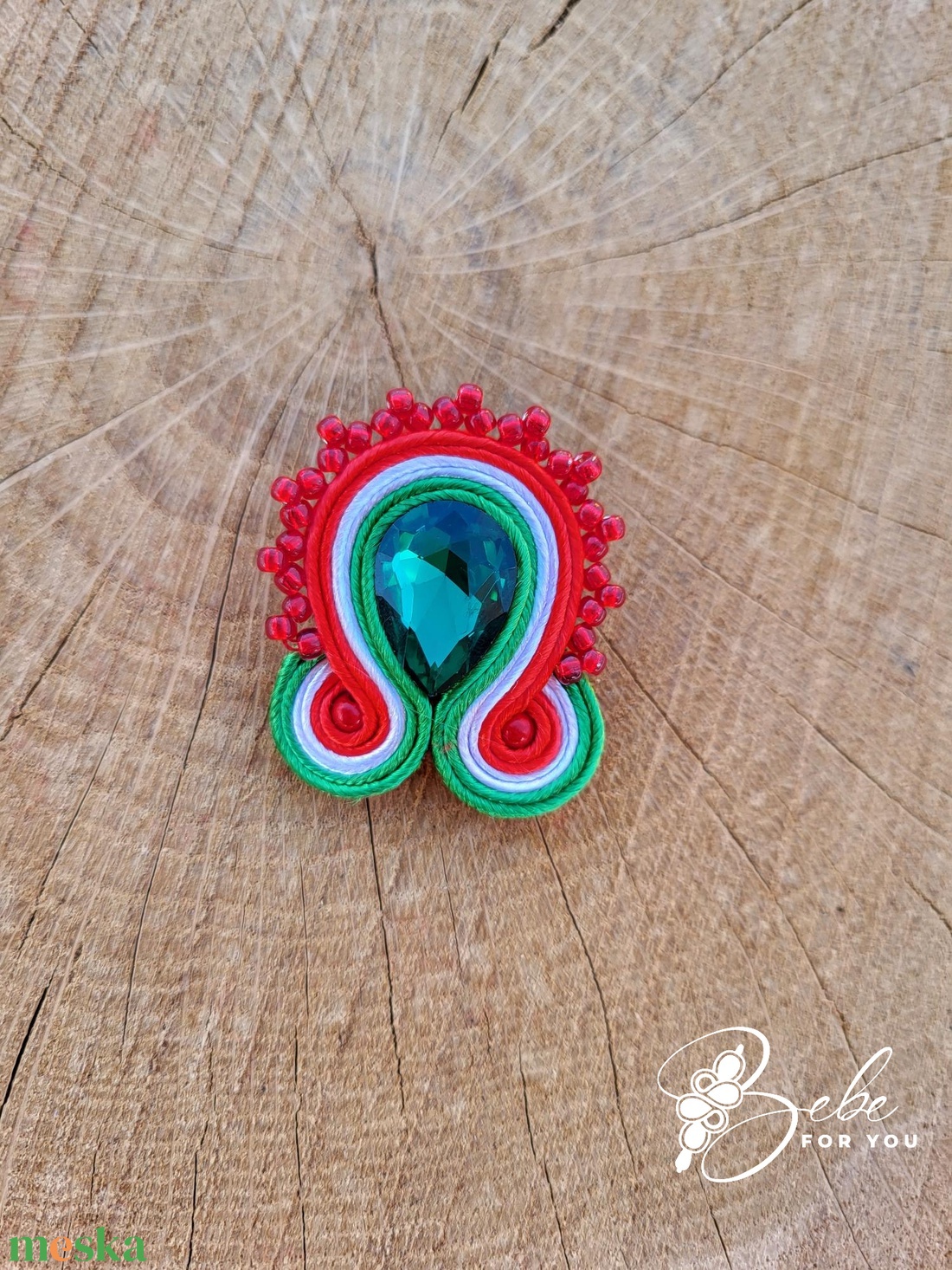 Kokárda csepp gyöngycsipkézett nemzetiszín kézműves sujtás bross - ékszer - kitűző és bross - Meska.hu