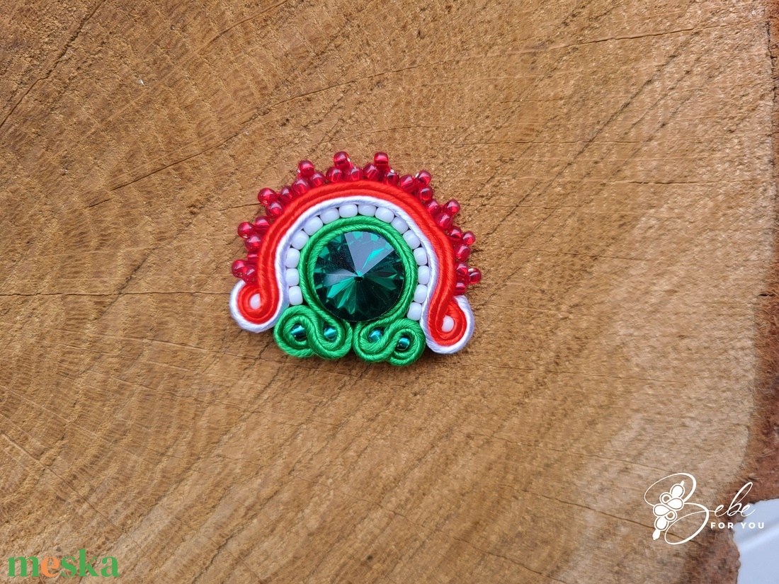 Kokárda dupla gyöngyözött nemzetiszín kézműves sujtás bross - ékszer - kitűző és bross - Meska.hu