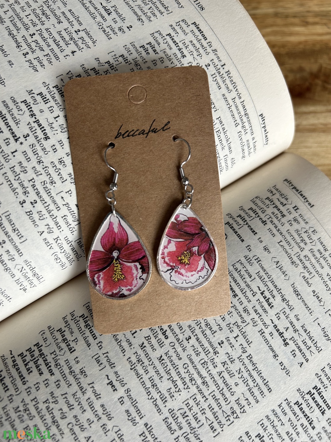 Könyv könyvlapos lógó fülbevaló virág orchidea - ékszer - fülbevaló - lógó fülbevaló - Meska.hu