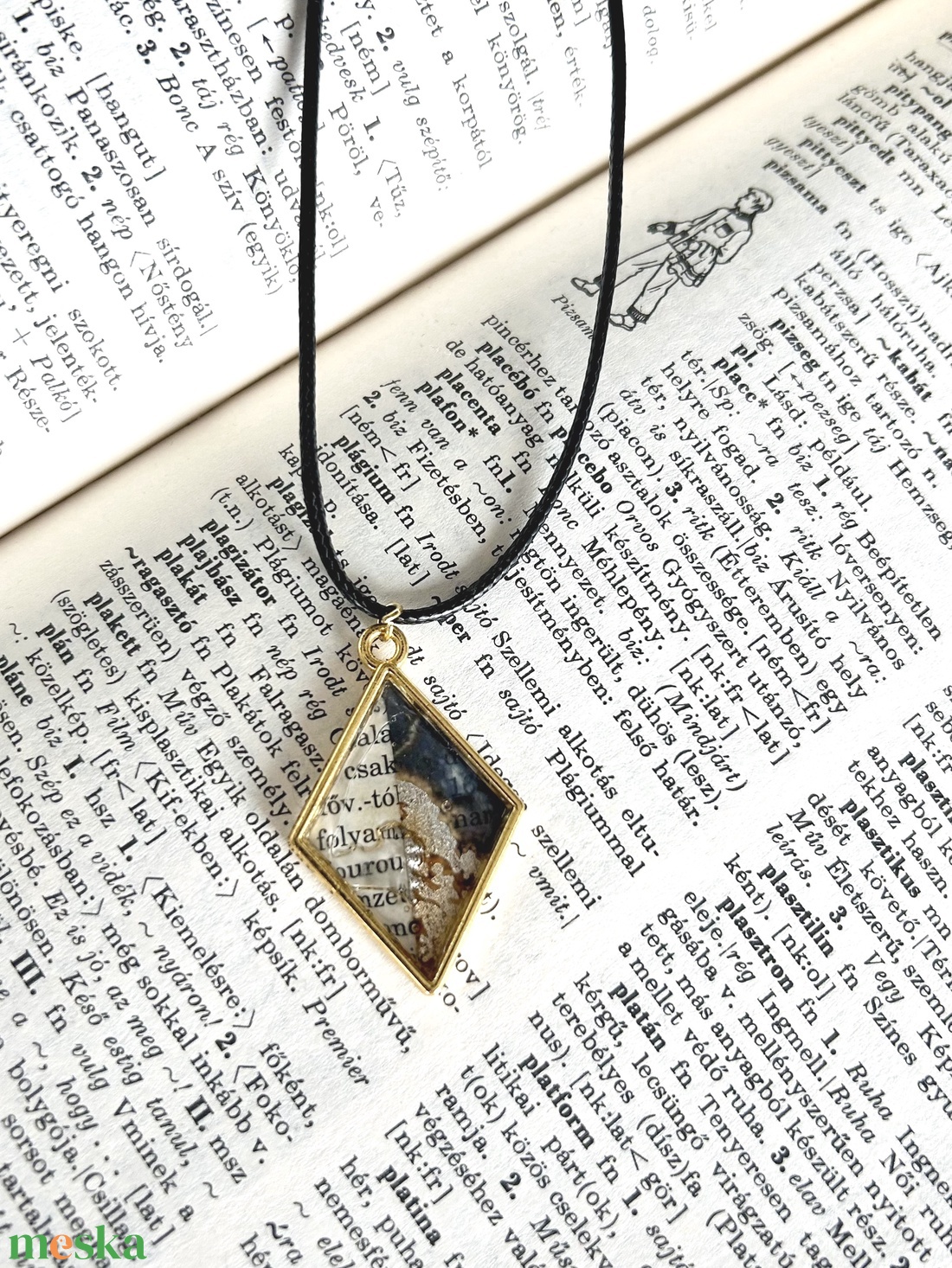 Könyvalpos nyaklánc - ékszer - nyaklánc - medálos nyaklánc - Meska.hu
