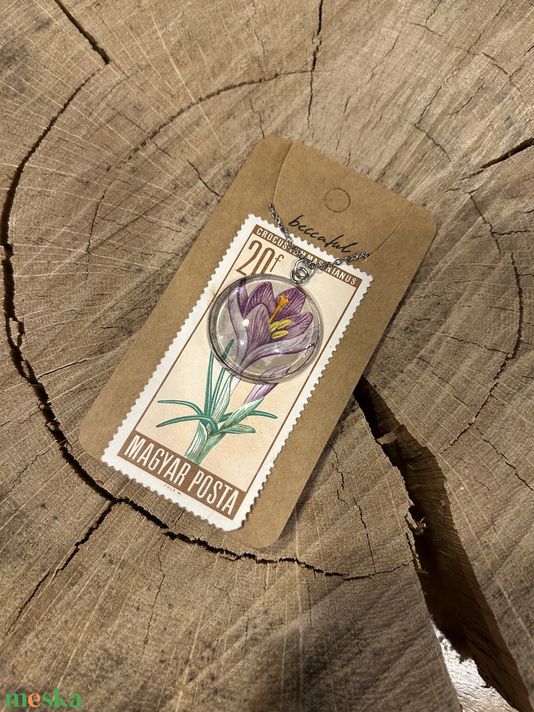 Régi vintage bélyeg nyaklánc virág virágos lila krókusz - ékszer - nyaklánc - medálos nyaklánc - Meska.hu