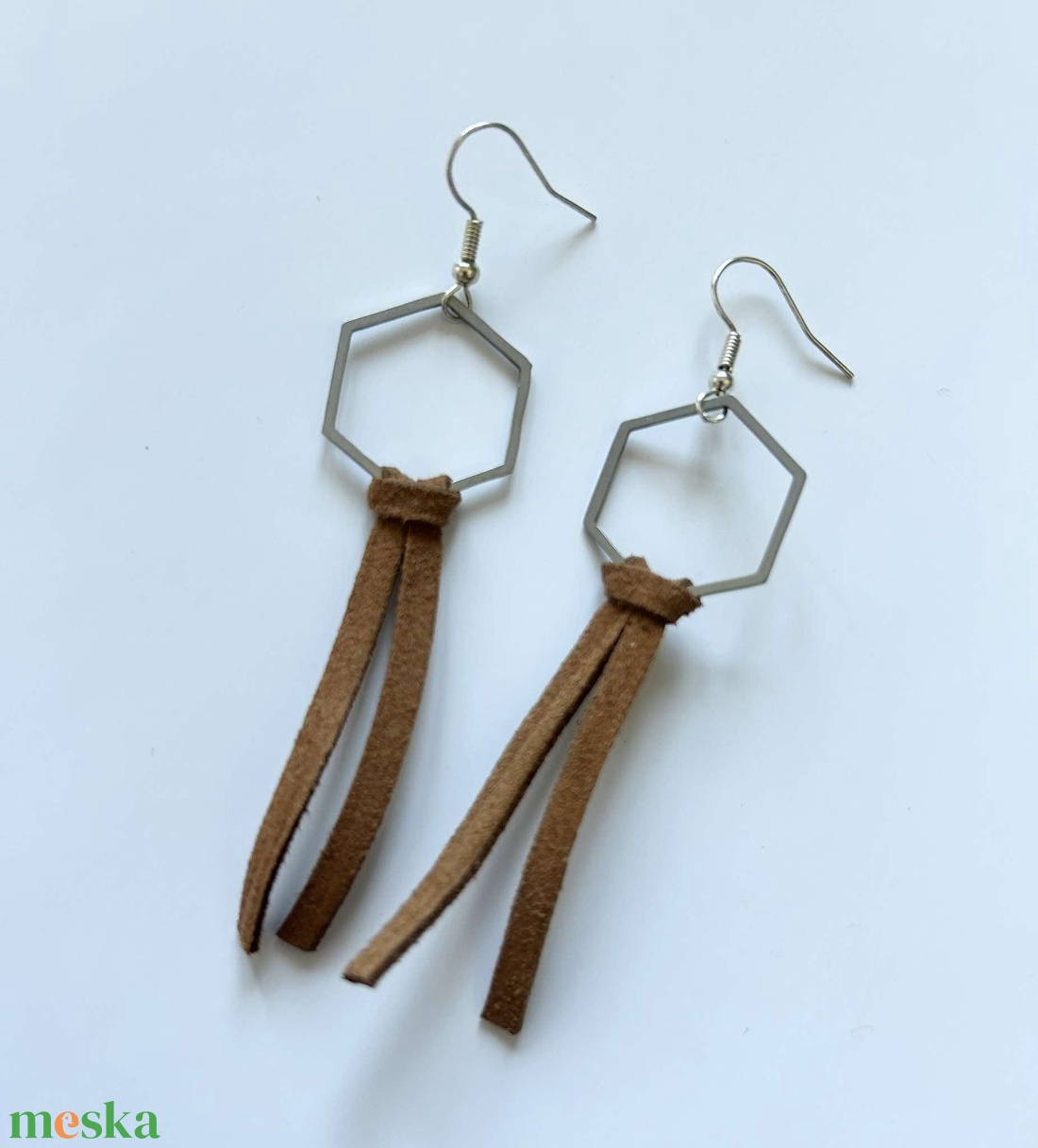 Rózsaszín bőr rojtos fülbevaló hexagon hatszög alappal - ékszer - fülbevaló - lógó fülbevaló - Meska.hu