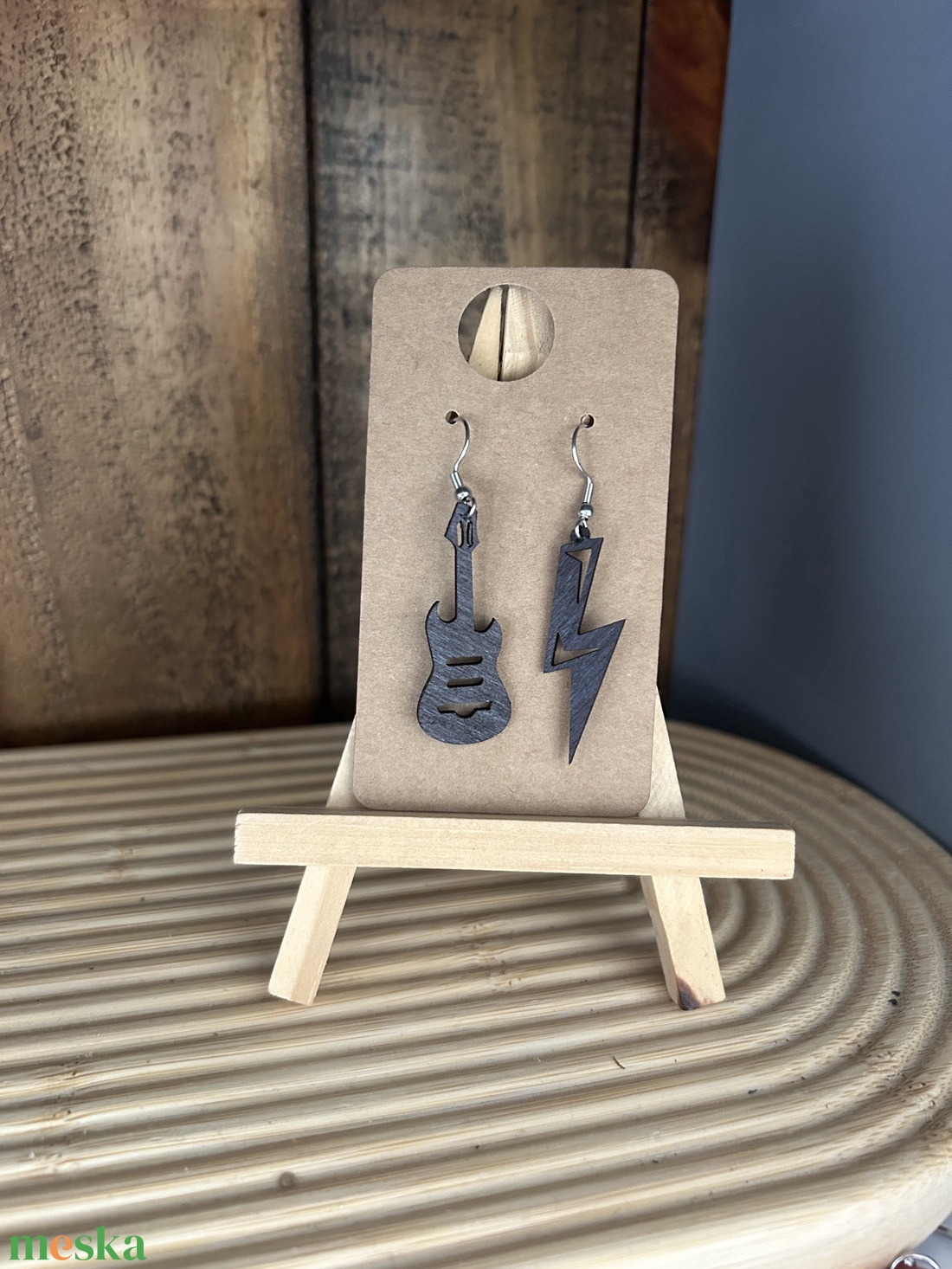 Elektromos gitár fa fülbevaló - ékszer - fülbevaló - lógó fülbevaló - Meska.hu