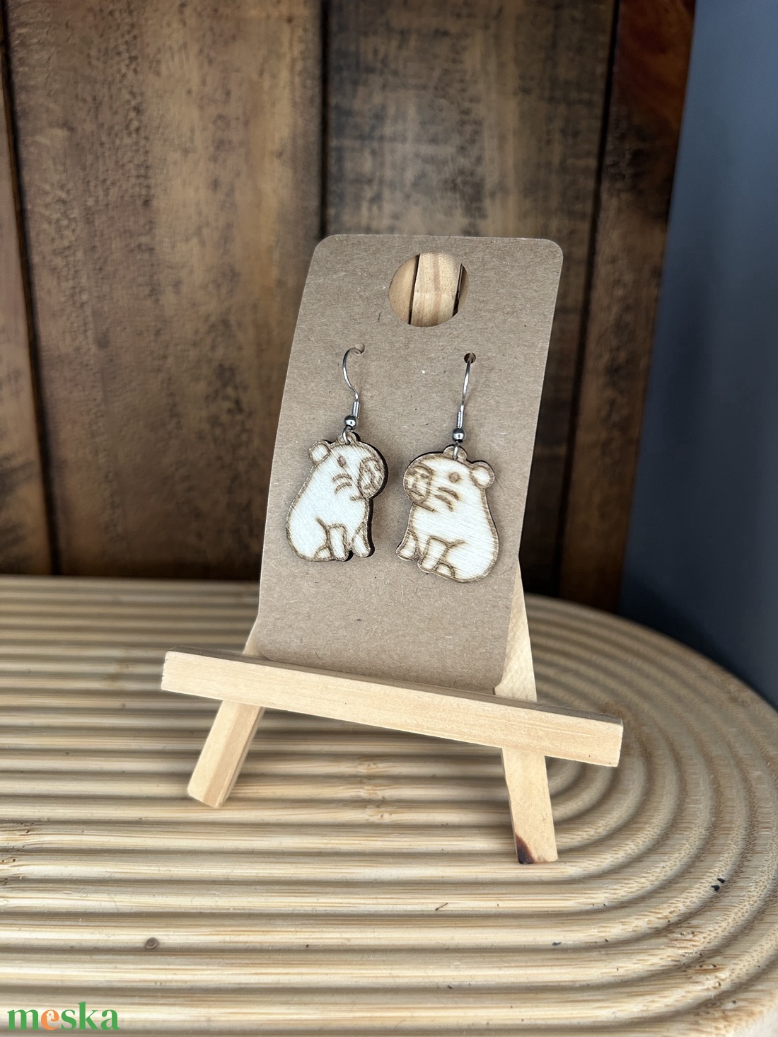 Kapibara fa fülbevaló minimalista - ékszer - fülbevaló - lógó fülbevaló - Meska.hu