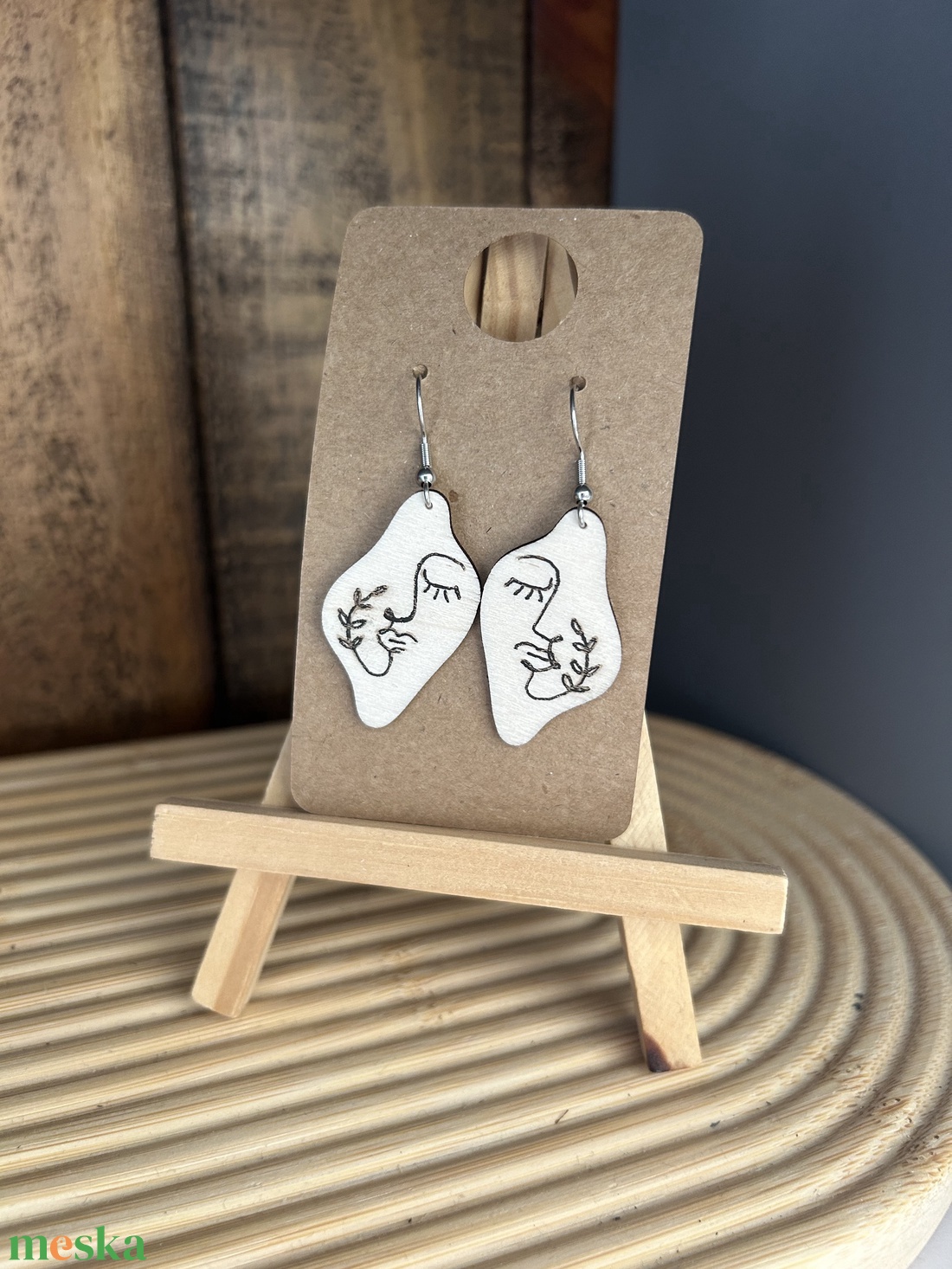 Női arc fa fülbevaló minimalista - ékszer - fülbevaló - lógó fülbevaló - Meska.hu