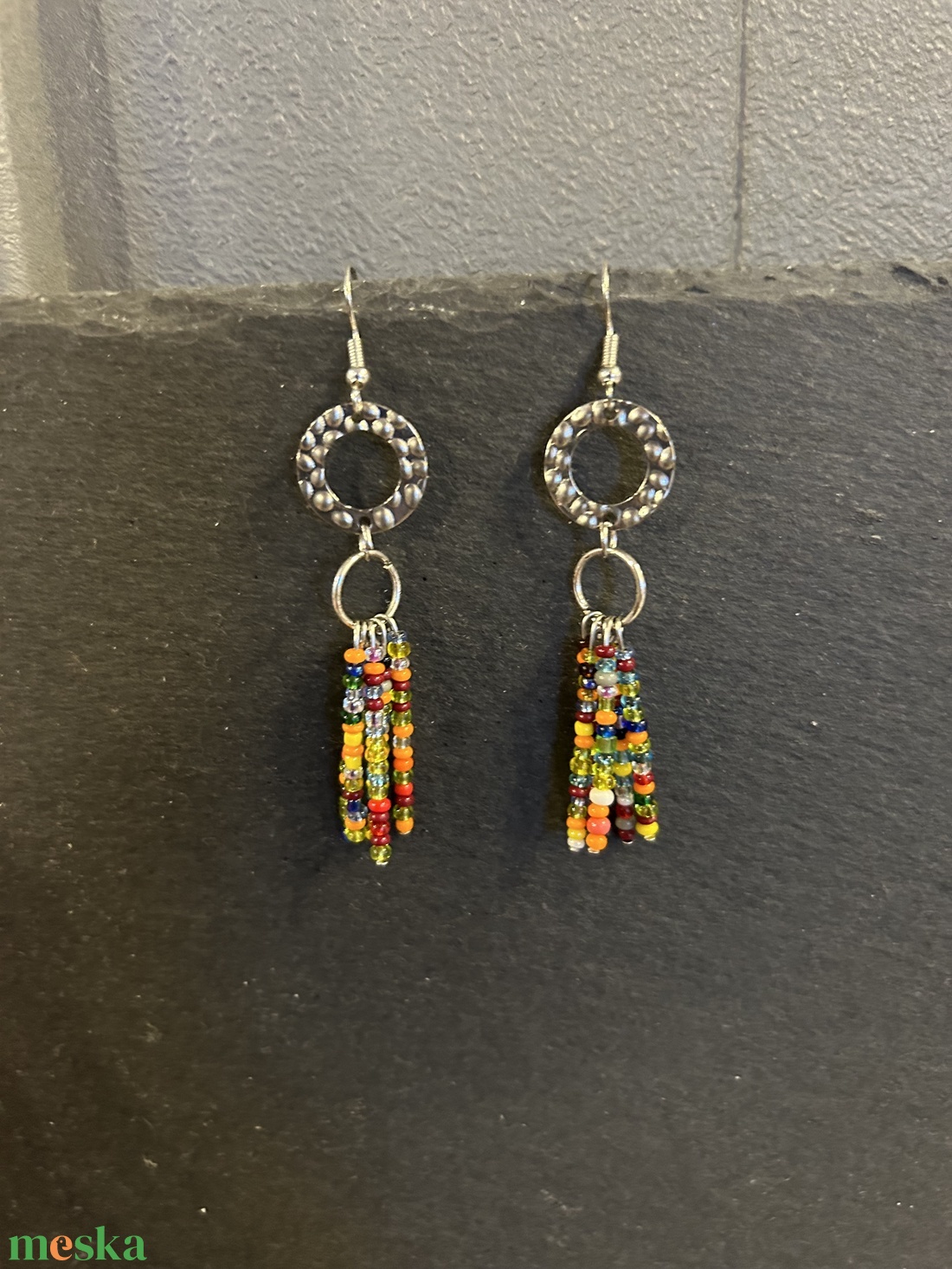 Színes gyöngyös hosszú lógós ezüst színű fülbevaló - ékszer - fülbevaló - lógó fülbevaló - Meska.hu