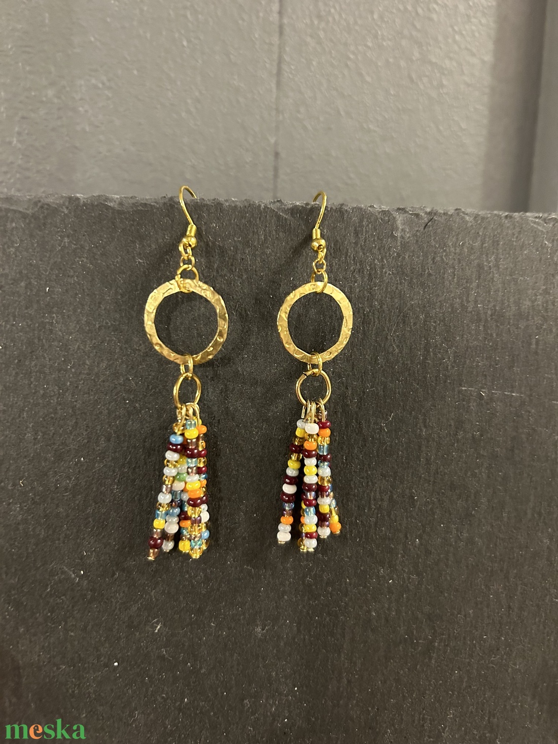 Színes gyöngyös hosszú lógós arany színű fülbevaló - ékszer - fülbevaló - lógó fülbevaló - Meska.hu
