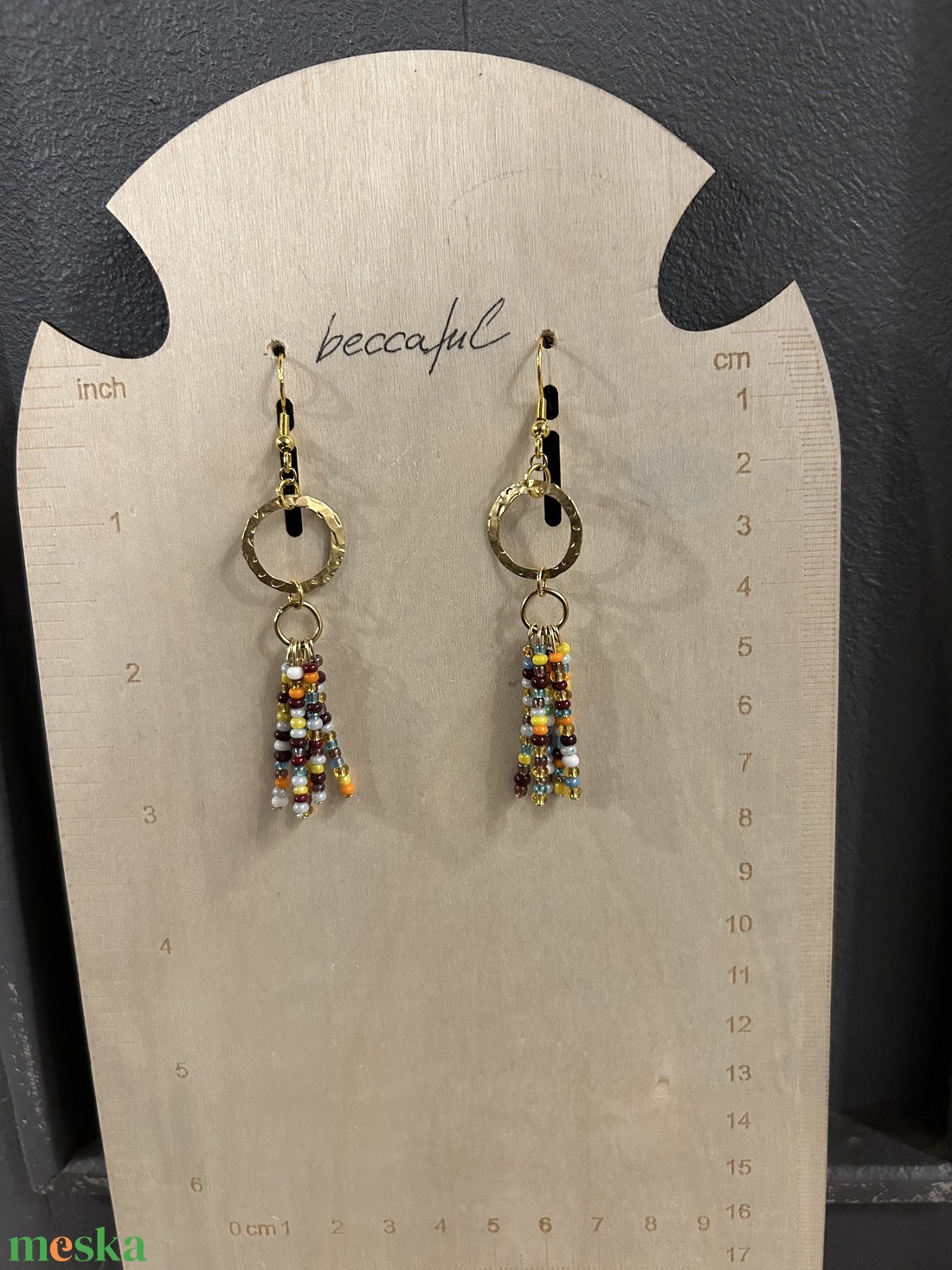 Színes gyöngyös hosszú lógós arany színű fülbevaló - ékszer - fülbevaló - lógó fülbevaló - Meska.hu