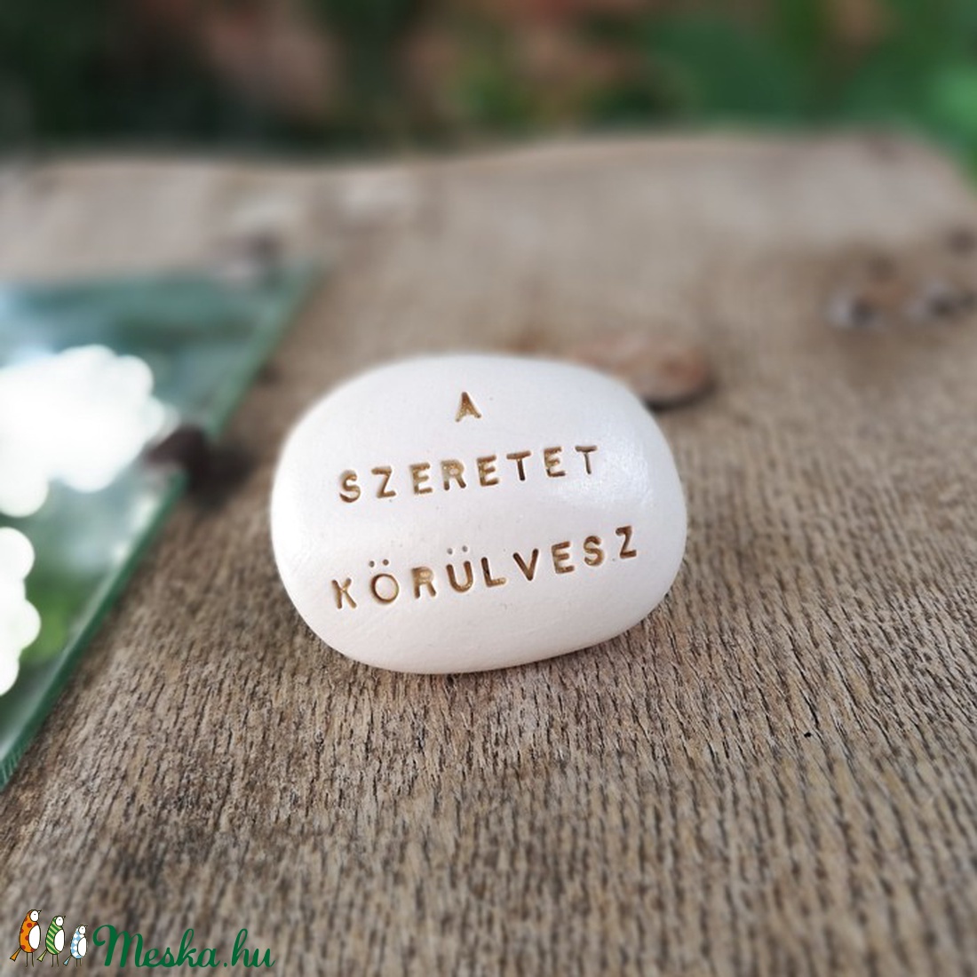 A SZERETET KÖRÜLVESZ - Varázskavics arany -  - Meska.hu